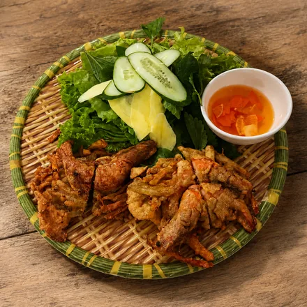 Đĩa bánh tôm Tây Hồ, tôm nguyên con nằm trên lớp bột chiên vàng
