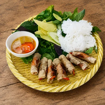 Đĩa chả ram tôm đất cuốn nhỏ, vỏ chiên giòn
